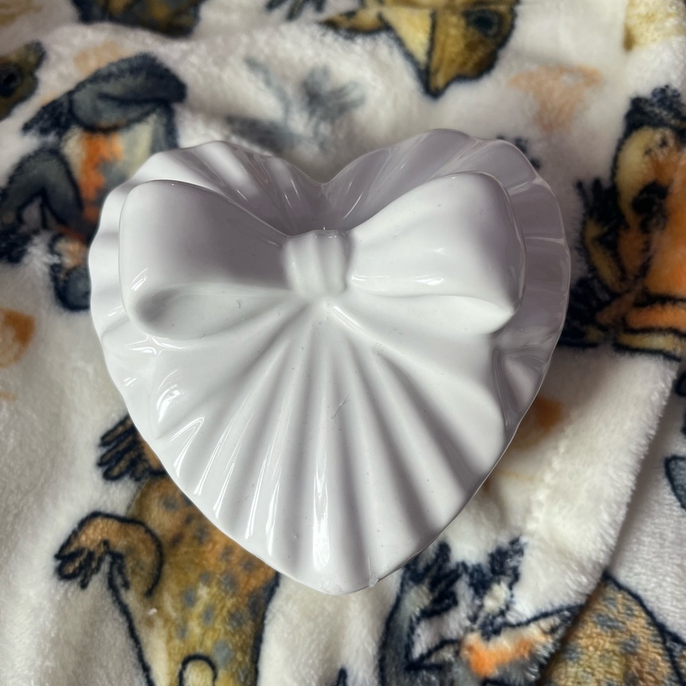 Source Unknown White Heart-Shaped Jewelry Box